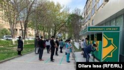 Шымкент, Казахстан. Очередь у банкомата  Halyk bank