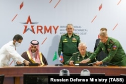 Заместитель министра обороны Саудовской Аравии принц Халеда Бин Салман, министр обороны РФ Сергей Шойгу и заместитель министра обороны РФ Александр Фомин (слева направо) во время подписания документов по итогам встречи на Международном военно-техническом форуме "Армия-2021" в Москве. 23 августа 2021 года