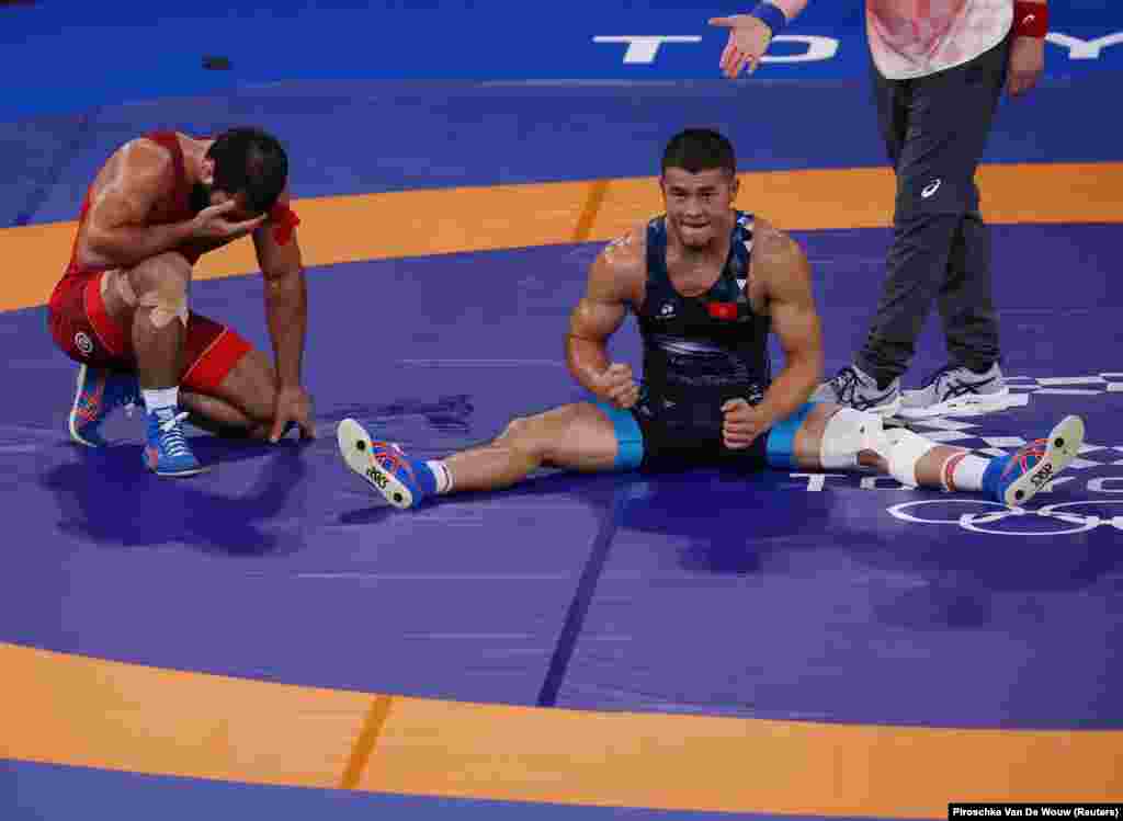 Акжол жеңишине кубанып жатат.