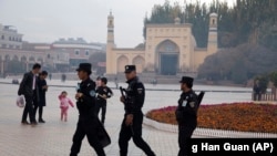 Китайская полиция охраняет мечеть в Синьцзян-Уйгурском автономном районе.