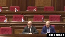 Իշխող «Քաղաքացիական պայմանագրից» հեռացված պատգամավորներ Հովիկ Աղազարյանը և Հակոբ Ասլանյանը ԱԺ նիստի ժամանակ, 16-ը ապրիլի, 2025թ. 