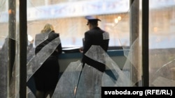 Разьбітыя шыбы ў спарткомплексе «Дынама», побач зь якім ад аскепка снарада загінула жанчына