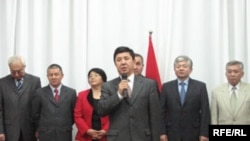 Оппозиция президентке ачык кат жолдоп, кызматынан мөөнөтүнөн мурда кетүү талабын койду.