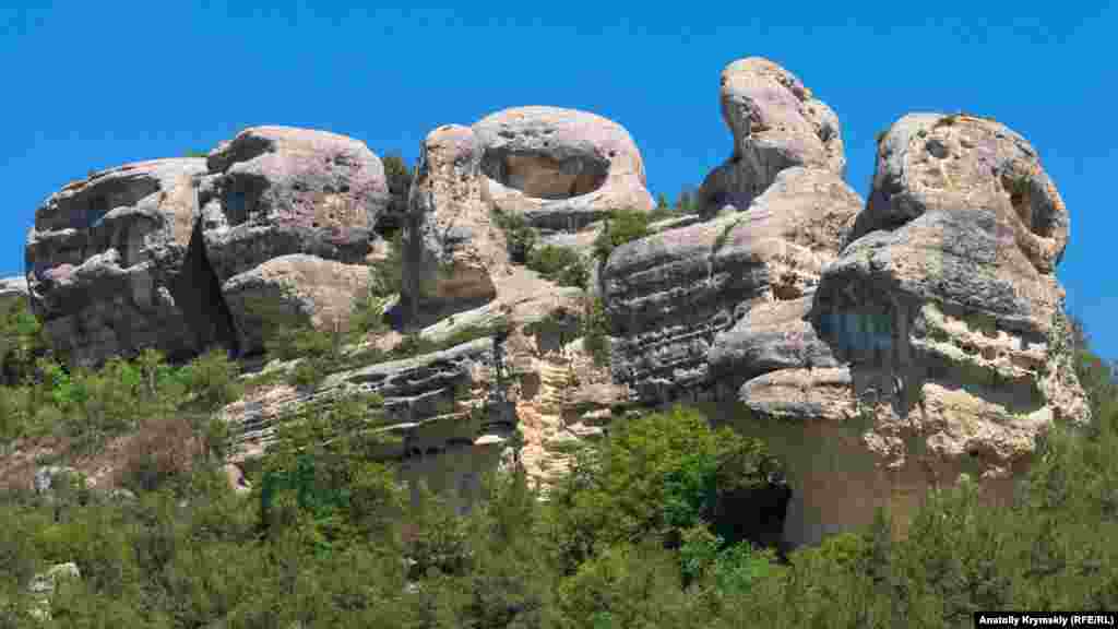 Сфінкси &ndash; головна природна пам'ятка Залісного і всієї Каралезької долини. Висота 14 вапнякових останців на лісистому пагорбі Узун-Тарла &ndash; від п'яти до п'ятнадцяти метрів. Сфінксами їх вперше назвав кримський професор Василь Єна в 1950-х. П'ять найбільших з них отримали імена: (справа наліво) Юкле-Кая (&laquo;вагітна скеля&raquo;), Сююрю-Кая (&laquo;загострена скеля&raquo;), Чуюн-Кая (&laquo;скеля-череп&raquo;), Сандик-Кая (&laquo;скала- скриня &raquo;) і Шапке-Кая (&laquo;скеля-шапка&raquo;). У 1964 році скелі отримали статус пам'ятника природи