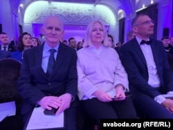 Алесь Бяляцкі з жонкай Натальляй Пінчук на ўрачыстай вечарыне. Побач Сяргей Ціханоўскі