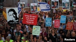 Mii de israelieni au răspuns unui apel la proteste al familiilor ostaticilor ținuți de Hamas, pentru a cere eliberarea tuturor ostaticilor și încetarea războiului din Gaza. Tel Aviv, Israel, 17 august 2025.