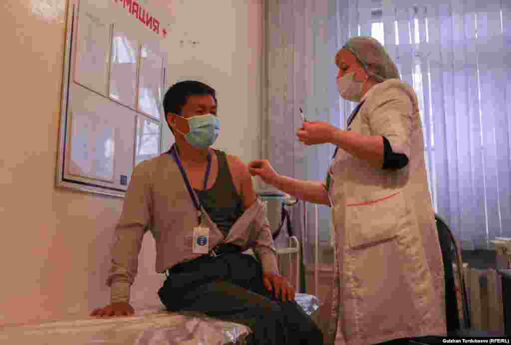 Эмдөөдөн алгач Бишкек, Ош шаарларында жана Чүй облусунда &ldquo;кызыл зонада&rdquo;, бейтапканада, "Тез жардамда" иштеген медицина кызматкерлери, мугалимдер жана күч органдарынын өкүлдөрү өтөт.