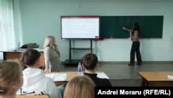 În imagini, elevii din clasele a XI-a și a XII-a, care au participat la cursurile de formare pentru programul „Matematica de la egal la egal”. 
