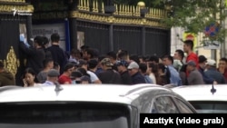 Очередь перед посольством Кыргызстана в Москве. Архивное фото. 