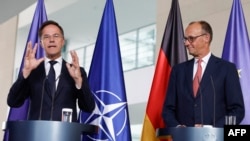Cancelarul german Friedrich Merz (dreapta) l-a primit miercuri la Berlin pe secretarul general al NATO, Mark Rutte, înainte de cea de-a 70-a aniversare a aderării Germaniei la alianța de apărare.