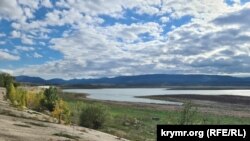 Продолжающее мелеть Тайганское водохранилище в Белогорском районе. 20 октября 2025 года.