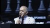 Gari Kasparov govori na skupu u Bukureštu juna 2021. 