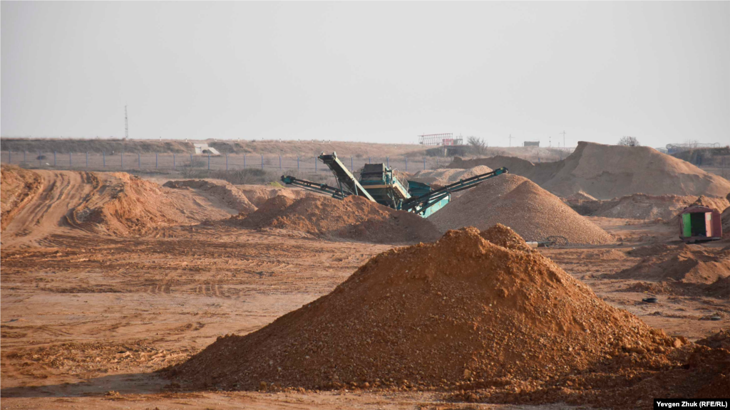 У січні 2021 року російська поліція заарештувала будівельну техніку, що видобувала і вивозила пісок з Язикової балки. У лютому роботи знову відновилися. На сьогодні (початок березня) самоскидів у кар'єрі немає, але дробарка на місці