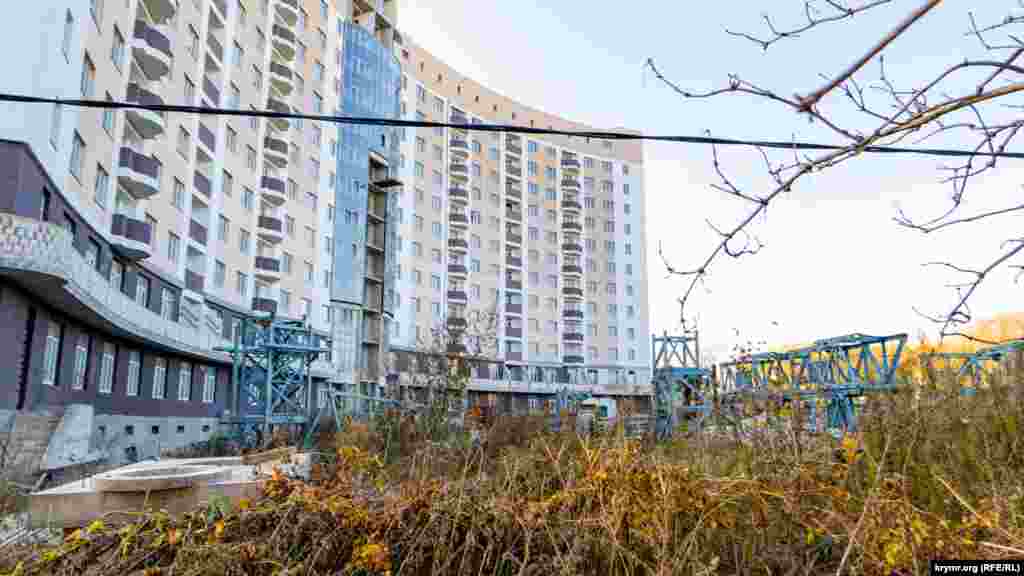 Будівництво на березі Нижнього ставка (у руслі річки Слов'янка). Майданчик перед будівлею Центру поліетнічної культури молоді при Кримському інженерно-педагогічному університеті за будівельним парканом встиг зарости високими лопухами. Здачу Центру в експлуатацію було заплановано на кінець 2019 року