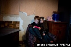 Bakradze's children, Salome and Saba