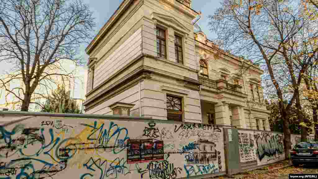 Історичний будинок на набережній Салгира, де ще з часів СРСР розміщувалася шахово-шашкова школа, мали відкрити рівно два роки тому. На той час фірма &laquo;Корпорація АТТА Груп&raquo; мала завершити весь обсяг ремонтно-реставраційних робіт за договором на суму 28,75 млн рублів. У результаті російська влада Криму розірвала договір із підрядником. Тепер за справу взялося ТОВ &laquo;Реставраційний альянс&raquo;. Новий підрядник обіцяє здати об'єкт у грудні 2021 року