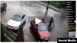 Айзаданы автоунаага күчтөп салып жаткан учур тартылган видеодон алынган сүрөт. Видео ошол эле күнү интернетке тараган. Бишкек. 5-апрель, 2021-жыл.