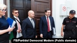 Fondatorul PDMM, Vladimir Cebotari (al treilea din stânga) și liderul formațiunii, Boris Foca, la depunerea cererii de înregistrare la CEC, pe 18 august