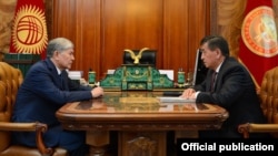 Президент Алмазбек Атамбаев и премьер-министр Сооронбай Жээнбеков.