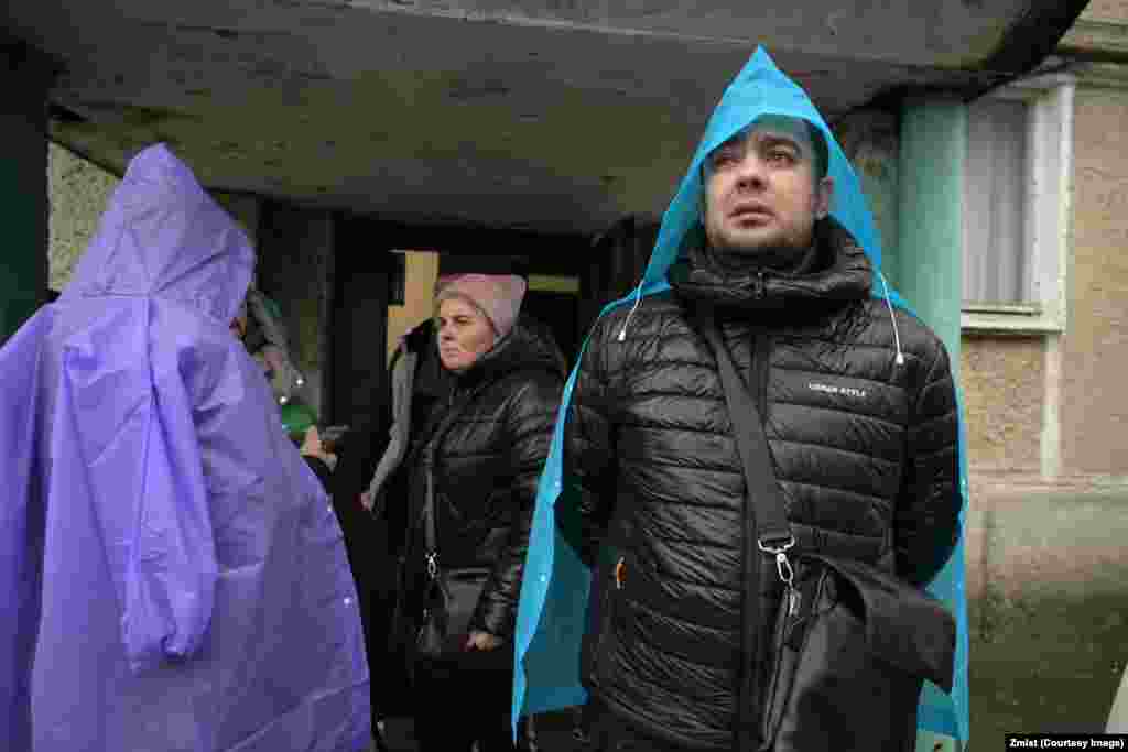 На фота Уладзіслаў, жыхар адной з разбураных кватэр, якая знаходзілася ў зьнішчаным ракетай пад'езьдзе. Мужчына распавёў журналістам выданьня &laquo;Зміст&raquo;, што ў момант нападу ён і яго сям'я знаходзіліся ў суседнім сховішчы, і дзякуючы гэтаму змаглі выратавацца. У кватэры застаўся кот.