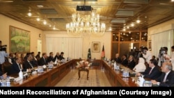 عبدالله عبدالله د پاکستان دبهرنیو چارو وزیر شامحمود قریشي سره د خبرو پرمهال.