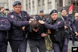 Poliția reține un protestatar împotriva pedepsirii căutărilor online de informații considerate „extremiste” în fața Dumei de Stat, la Moscova, pe 22 iulie 2025.