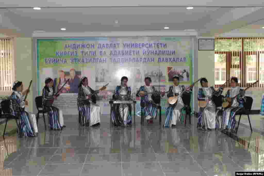 Андан ары Анжиян мамлекеттик университетининин студенттери менен жолугушуу болуп, окуу жайдагы кыргыз филологиясы факультетин көргөзүштү.&nbsp;
