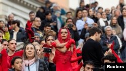 Италияда мыйзам кабыл алынып жатканда Римдин борборунда  "No Violence, Only Love” (Зомбулукка жол жок, бир гана сүйүү") деген акция өттү. 