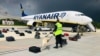 Agenții de securitate investighează bagajele pasagerilor în fața avionului Ryanair Boeing 737-8AS (zborul FR4978) în care se afla jurnalistul de opoziție Roman Protasevici, Minsk, 23 mai 2021