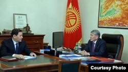 Президент Алмазбек  Атамбаев менен Улуттук коопсуздук мамлекеттик комитетинин төрагасы Абдил Сегизбаев.