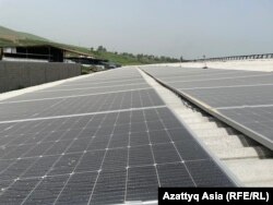 Солнечные панели на крыше фермы в районе Рудаки