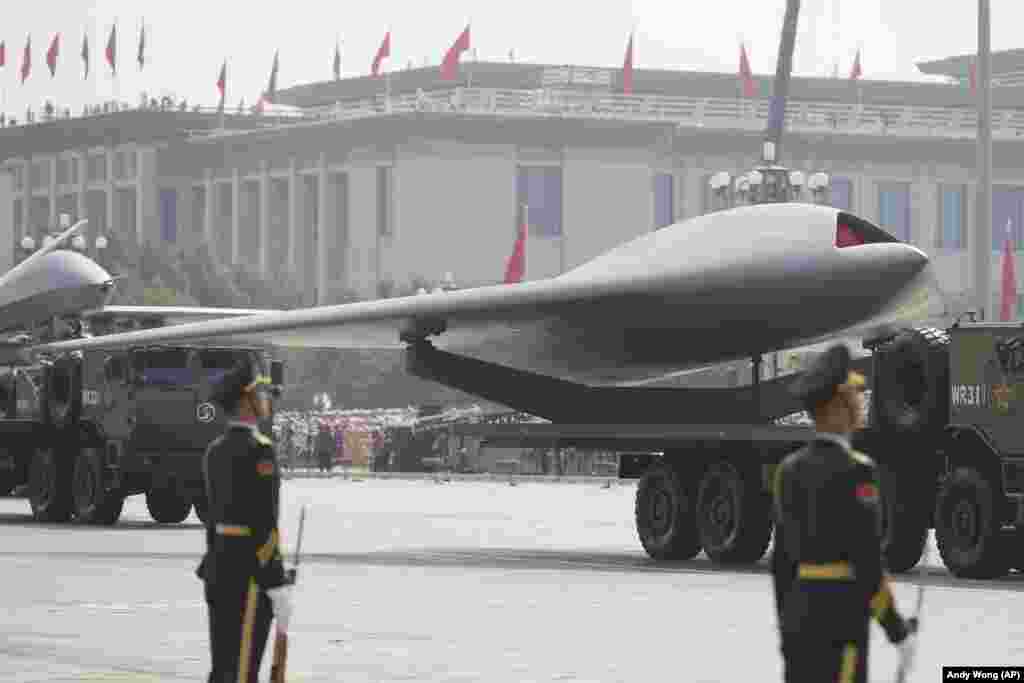 Një GJ-11, mjet ajror luftarak pa pilot dhe i pavërejtshëm, i ekspozuar në paradën ushtarake në kryqendrën kineze.