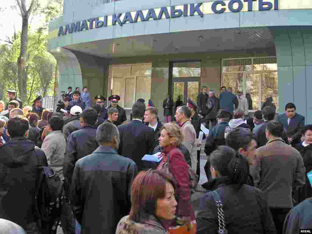 Процесс по делу Шанырака проходил в городском суде Алматы. Власти объявили, что судебный процесс будет открытым.  - Процесс по делу Шанырака проходил в городском суде города Алматы. Власти объявили, что судебный процесс будет открытым. В день вынесения приговора, 5 октября 2007 года, с раннего утра перед зданием суда собралось много людей, в основном это были родственники и друзья подсудимых.