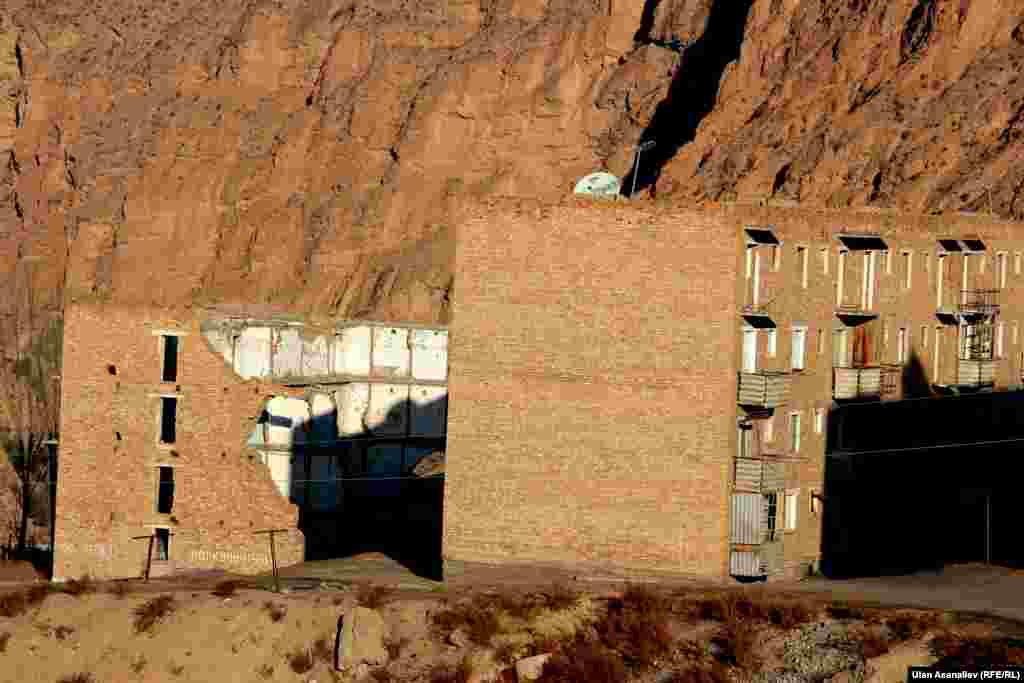 Надпись на стене дома "Опасно!"