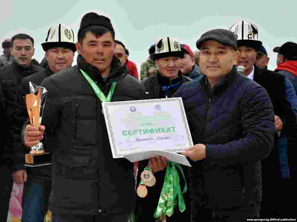 21-мартта түшкө чейин биринчи лиганын оюндарынын финалында "Кара-Буура" (Талас) &ndash; "Жети-Өгүз" (Ысык-Көл) командалары беттешип, таластыктар 2:1 эсебинде жеңишке жетти. Биринчи лигада 21 команда баш байге үчүн ат салышты.