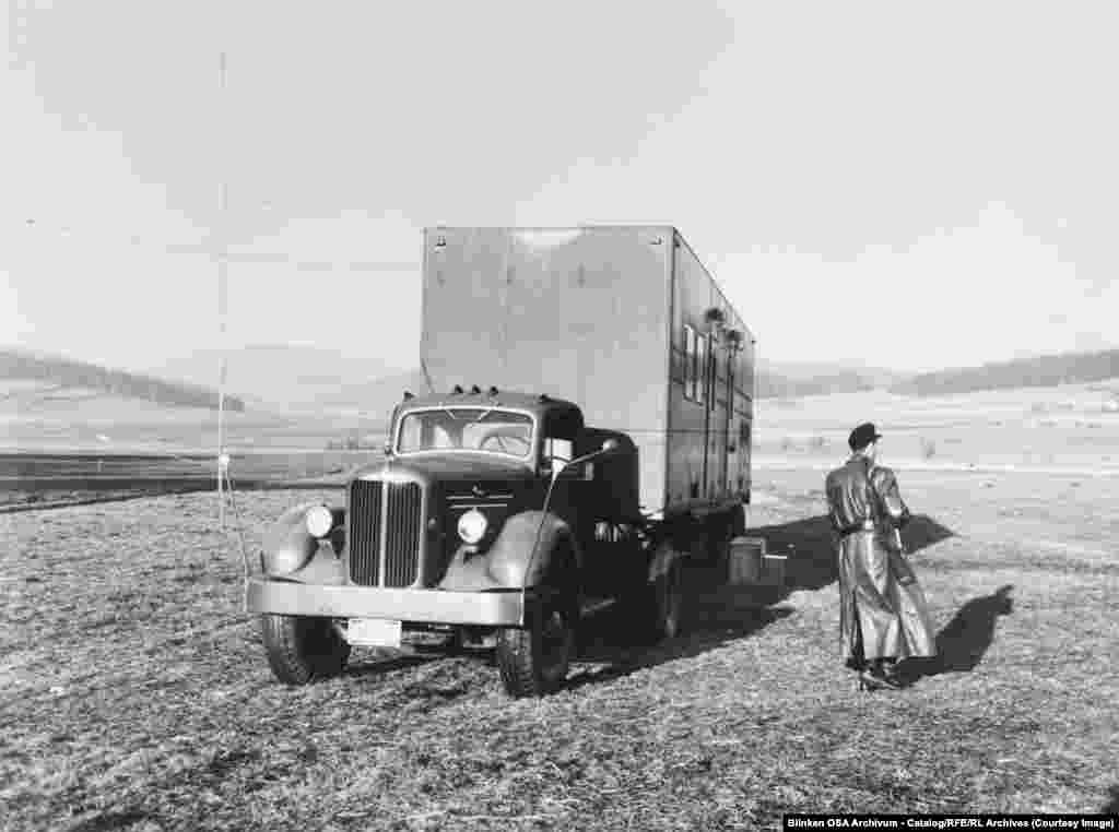 Қарулы патруль Батыс Германияның Чехословакиямен шекаралас тұсында орта толқынды радио таратқыш орнатылған көлікті күзетіп тұр. 1955 жыл.Коммунистік елдер Азат Еуропа мен Азаттық радиосының сигналдарын бұғаттай бастаған соң, Азат Еуропа "Темір шымылдыққа" жақын жерлерге осындай ондаған мобильді таратқыш станцияларын қойды.