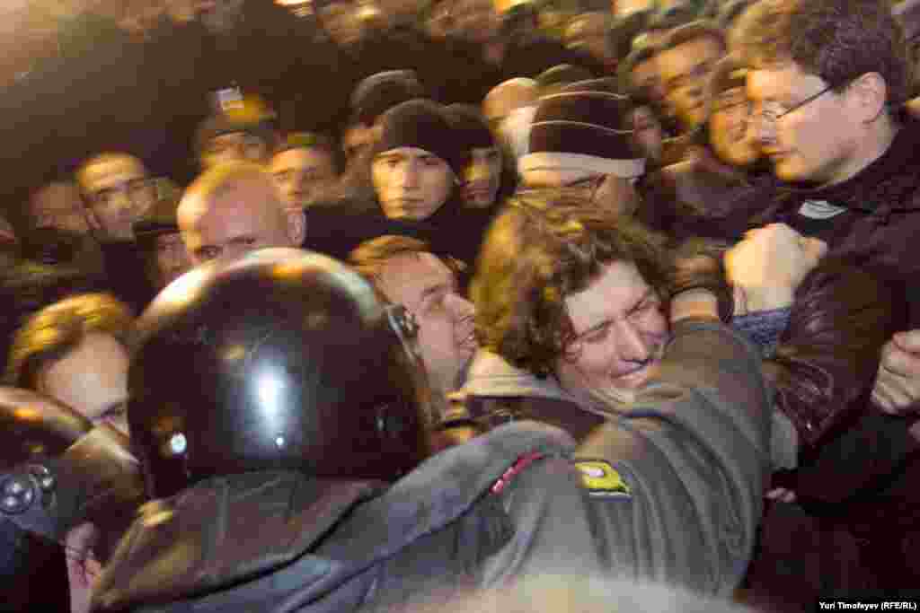 Law enforcement officers arrest antigovernment rally participants on Moscow's Triumph Square on December 6.