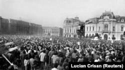 22 decembrie 1989 - Bucureșteni adunați în fața Comitetului Central al PCR, după fuga dictatorului Nicolae Ceaușescu