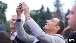 Кметът на София Васил Терзиев на площада "Св. Александър Невски" по време на посрещането на националния отбор по волейбол.