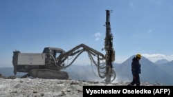 Кыргызстандагы кен казган компаниялардын биринин жумушчусу. Архив сүрөт. 
