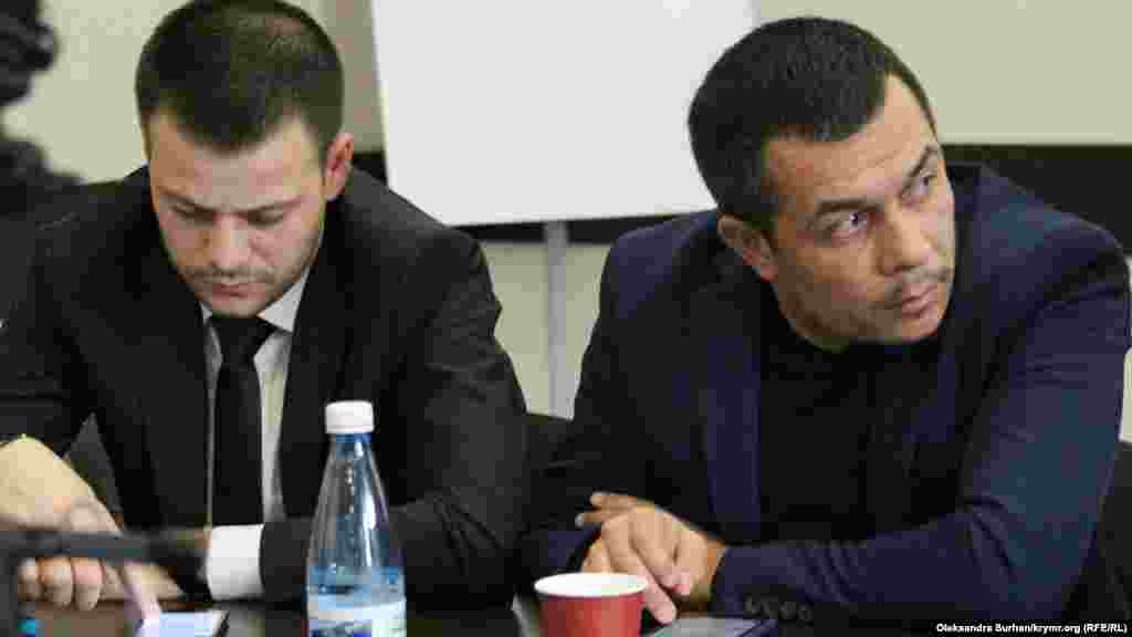 Advokatlar Emil Kurbedinov ve Ayder Azamatov mahsus blokka qoyulğan mabuslar aqqında aytıp berdi. Bu - daimiy video közetüvinen eki adamlıq apis odası. Advokatlar aytqanına köre, birinci Bağçasaray "Hizb ut-Tahrir davası"nıñ iştirakçisi Enver Mamutovnı apiste mahsus blokqa avuştırdılar, ekinci Bağçasaray "davası"nıñ iştirakçisi Ernes Ametov ise endi bir aydan ziyade Aqmescit SİZOsınıñ mahsus blokında buluna.