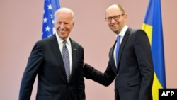 Украин өкмөтүнүн башчысы Арсений Яценюк (оңдо) АКШнын вице-президенти Жо Байден менен сүйлөшүү алдында, Киев, 22-апрель, 2014