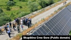 Čelnici energetskih kompanija tokom posjete solarnoj elektrani u Nikšiću