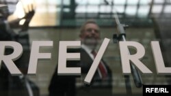 ჩეხეთის ყოფილი პრეზიდენტი ვაცლავ ჰაველი ათვალიერებს რადიო თავისუფლების ახალ შენობას პრაღაში. ფოტო გადაღებულია 2009 წელს. 