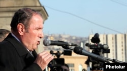 Лидер оппозиционного Армянского Национального Конгресса Левон Тер-Петросян обращается к участникам митинга, Ереван, 17 марта 2011 г.