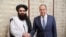 Întrevederea ministrului rus de externe, Serghei Lavrov, cu ministrul de externe al talibanilor, Amir Khan Muttaqi, în timpul unei vizite în Rusia în octombrie 2024.
