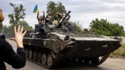 Un localnic îi întâmpină pe soldații ucraineni - Harkov, 20 septembrie 2022