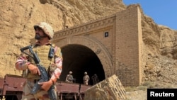 Pakistan esgeri separatist jeňçileriň ýolagçy otlusyna hüjüm eden ýerinde garawulçylyk edýär. 