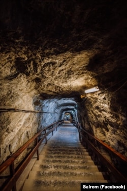 Pentru a ajunge la baza de tratament și în zona turistică, vizitatorii coboară peste 100 de trepte până la 120 de metri dedesubtul solului.