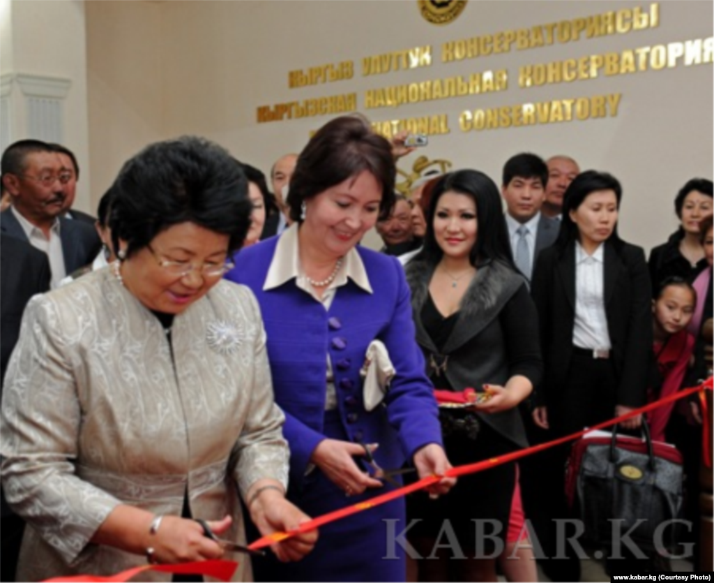 На открытии Кыргызской национальной консерватории после ремонта. Редкая совместная фотография Розы Отунбаевой и Раисы Атамбаевой.